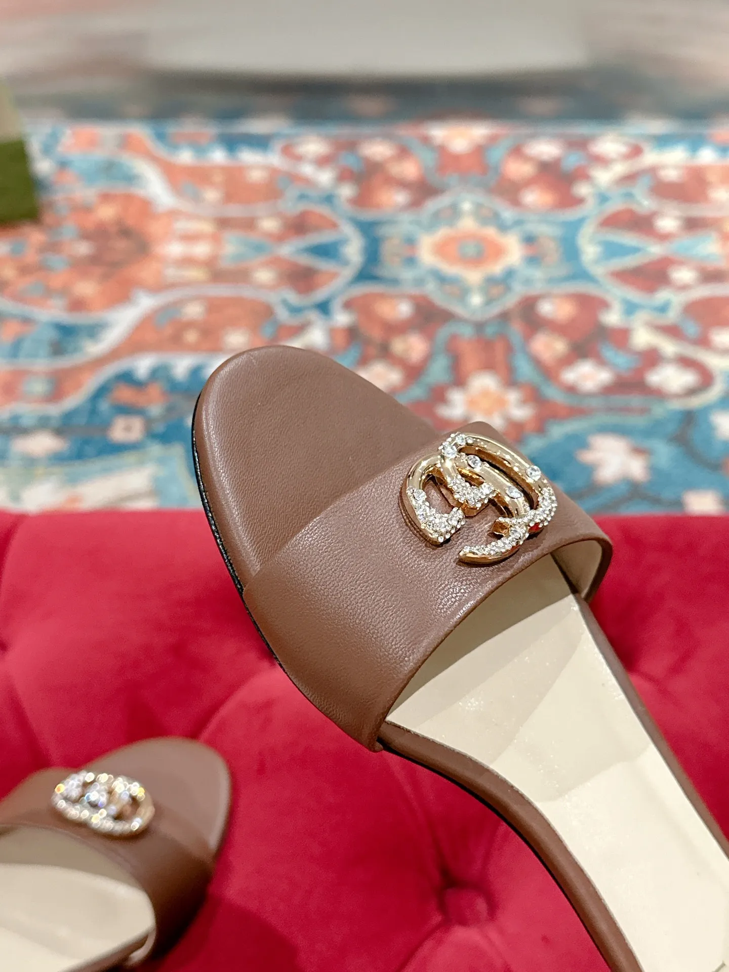 👟👟Ex-factory price 520👟👟 Every detail of Gucci's 2025 spring and summer new open-toe sandals and slippers has been carefully crafted, and design elements such as round toes and thick heels are cleverly used to create a fashionable retro style. The archived double G diamond-encrusted buckle details are reminiscent of the brand's fashionable atmosphere. ▪️Material: original custom sheepskin ▪️Inner lining/foot: high-end custom sheepskin ▪️Heel height: 1.0cm ▪️Number of yards: 35-39 (customized at 40.41.42, non-returnable)